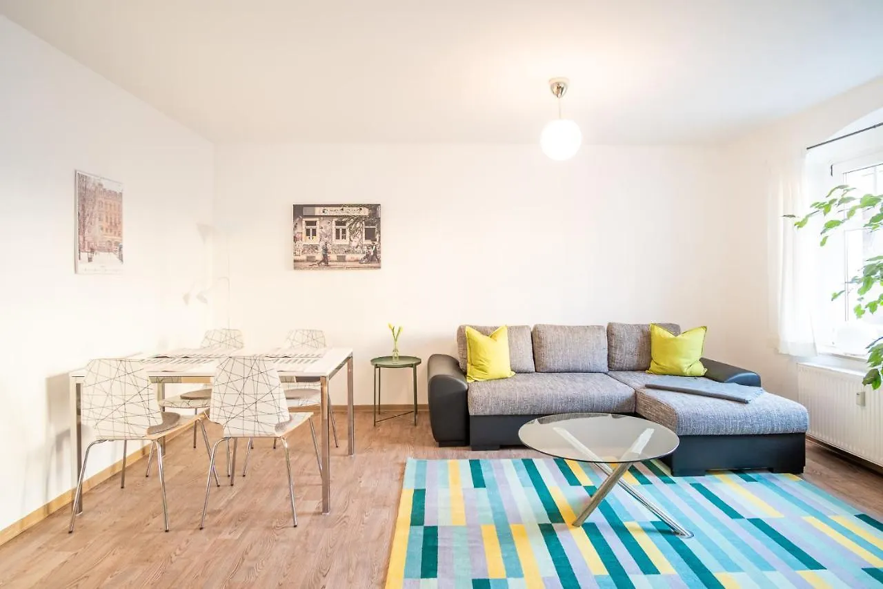 Kontakte von Helle Ferienwohnung im Hinterhof